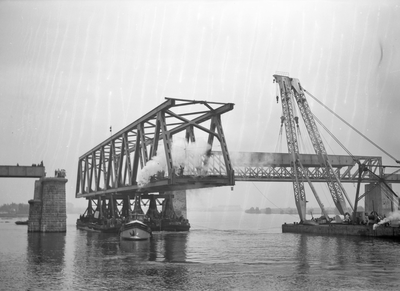 152670 Afbeelding van het transport van een brugdeel bestemd voor het definitieve herstel van de spoorbrug over het ...